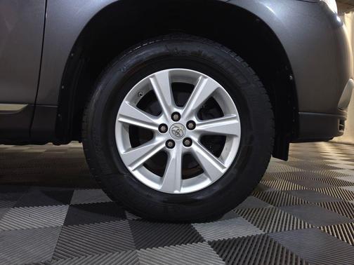 Magnetic Gray Metallic 2011 Toyota Highlander SE