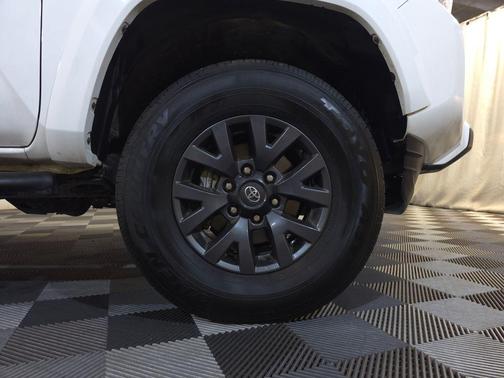Ice Cap 2023 Toyota Tacoma SR5