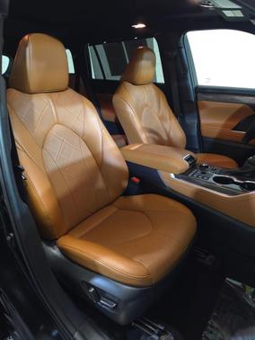 Midnight Black Metallic 2024 Toyota Highlander Platinum