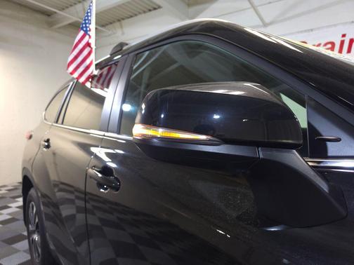 Midnight Black Metallic 2025 Toyota Highlander XLE