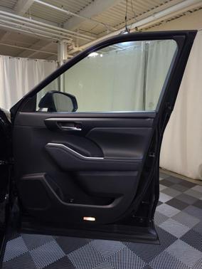 Midnight Black Metallic 2025 Toyota Highlander XLE