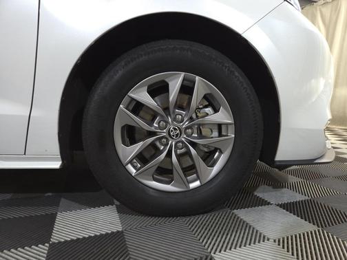 2023 Toyota Sienna XLE 8 Passenger