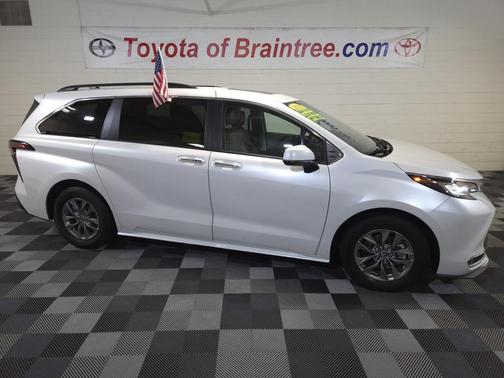 2023 Toyota Sienna XLE 8 Passenger