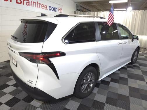 2023 Toyota Sienna XLE