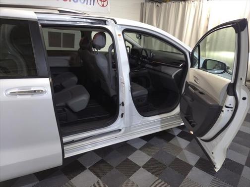 2023 Toyota Sienna XLE