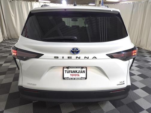 2023 Toyota Sienna XLE 8 Passenger