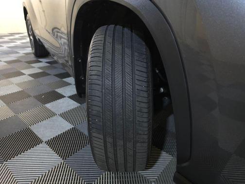 Magnetic Gray Metallic 2023 Toyota Highlander XLE