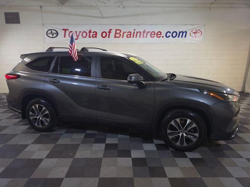 Magnetic Gray Metallic 2023 Toyota Highlander XLE