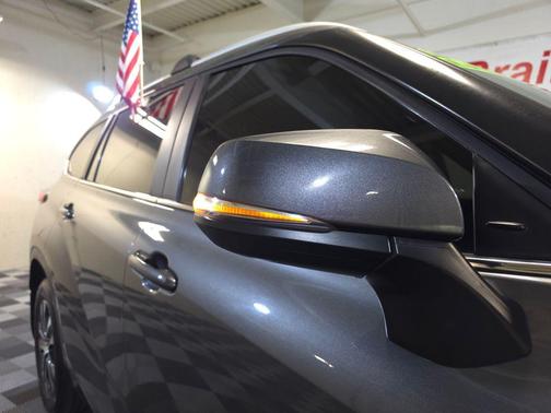 Magnetic Gray Metallic 2023 Toyota Highlander XLE