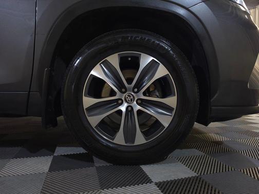 Magnetic Gray Metallic 2023 Toyota Highlander XLE