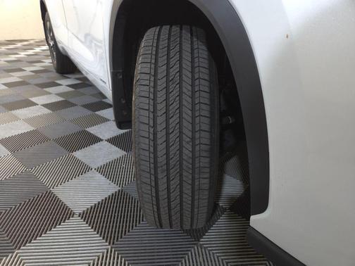 Wind Chill Pearl 2026 Toyota Highlander Hybrid XLE