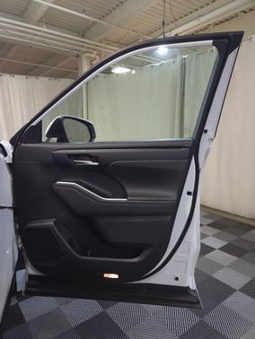 Wind Chill Pearl 2026 Toyota Highlander Hybrid XLE