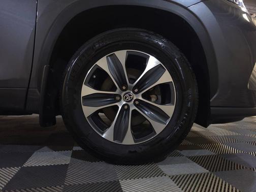 Gray 2023 Toyota Highlander XLE