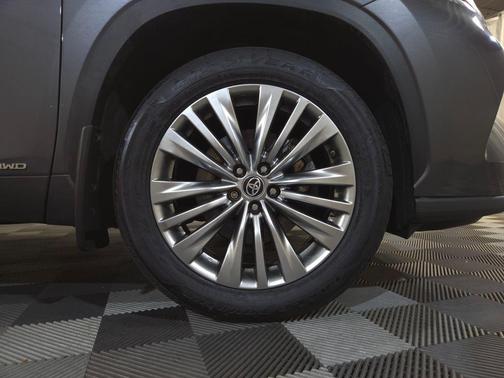Magnetic Gray Metallic 2023 Toyota Highlander Hybrid Platinum