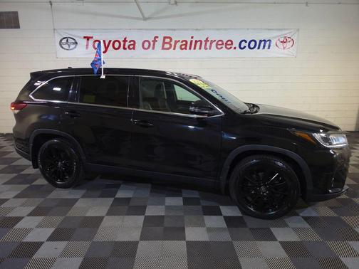Midnight Black Metallic 2019 Toyota Highlander SE