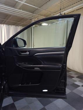 Midnight Black Metallic 2019 Toyota Highlander SE