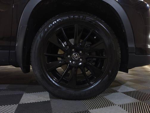 Midnight Black Metallic 2019 Toyota Highlander SE
