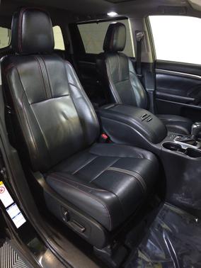 Midnight Black Metallic 2019 Toyota Highlander SE