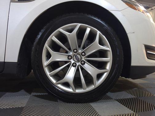 White Platinum Clearcoat Metallic 2018 Ford Taurus Limited