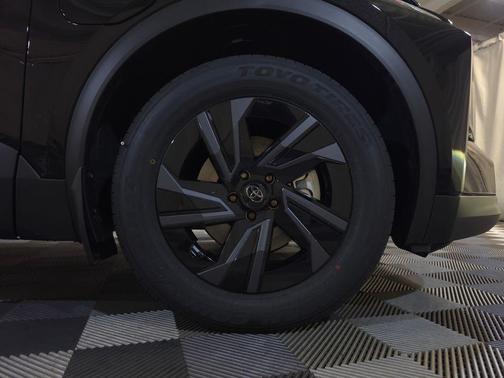 Midnight Black 2026 Toyota C-HR SE