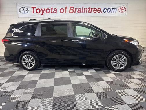 2023 Toyota Sienna Limited
