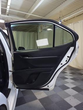 Super White 2018 Toyota Camry SE