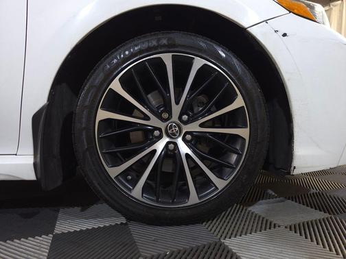 Super White 2018 Toyota Camry SE