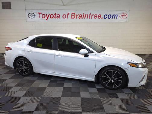 Super White 2018 Toyota Camry SE