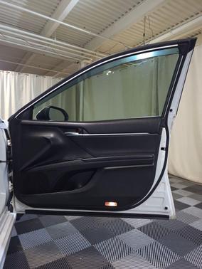Super White 2018 Toyota Camry SE