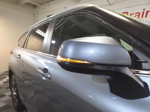 Moon Dust 2024 Toyota Highlander XLE