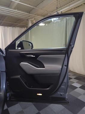 Moon Dust 2024 Toyota Highlander XLE