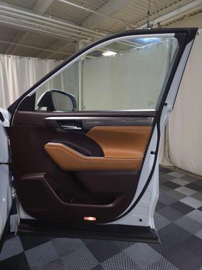 Wind Chill Pearl 2022 Toyota Highlander Platinum