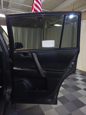 Magnetic Gray Metallic 2013 Toyota Highlander SE