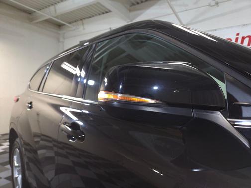 Midnight Black Metallic 2022 Toyota Highlander LE