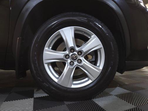 Midnight Black Metallic 2022 Toyota Highlander LE