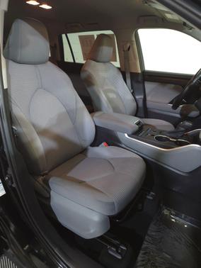 Midnight Black Metallic 2022 Toyota Highlander LE