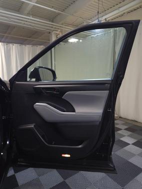 Midnight Black Metallic 2022 Toyota Highlander LE