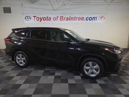Midnight Black Metallic 2022 Toyota Highlander LE