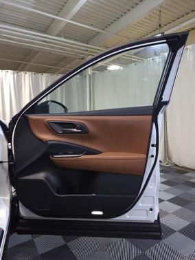 Oxygen White w/Black Roof 2026 Toyota Crown Signia Limited