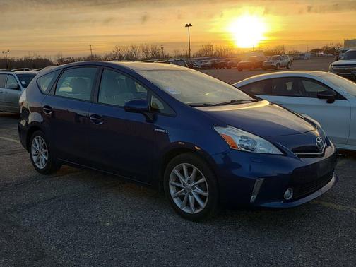 2013 Toyota Prius v Five
