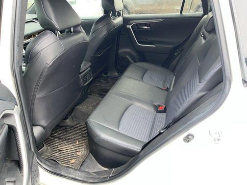 Blizzard Pearl/Midnight Black Metallic 2021 Toyota RAV4 Hybrid SE