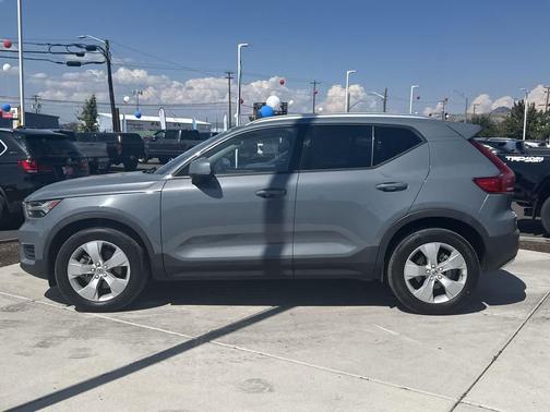 2022 Volvo XC40 T5 Momentum