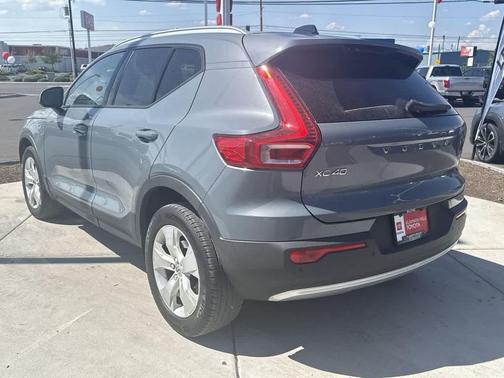 2022 Volvo XC40 T5 Momentum