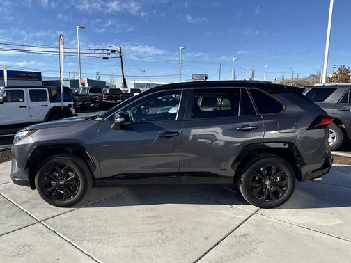 2022 Toyota RAV4 Hybrid SE