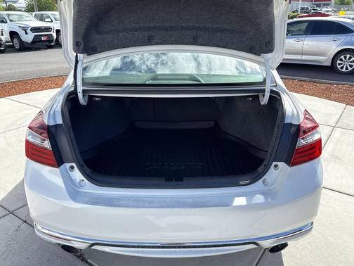 WHI/White 2017 Honda Accord Sport SE