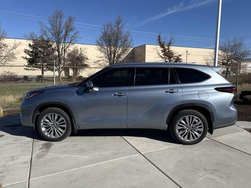 2024 Toyota Highlander Hybrid Platinum
