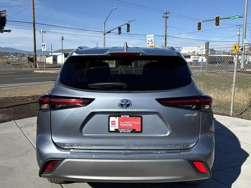 2024 Toyota Highlander Hybrid Platinum