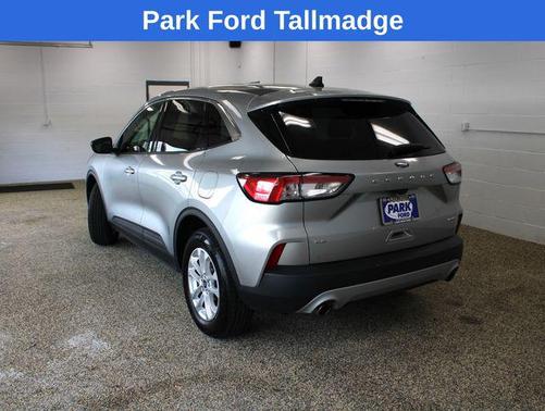 Iconic Silver Metallic 2022 Ford Escape SE