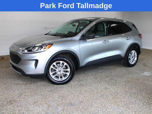 Iconic Silver Metallic 2022 Ford Escape SE