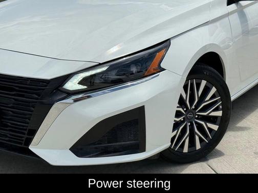 Glacier White 2025 Nissan Altima 2.5 SV